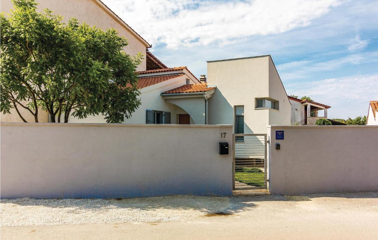 Beautiful Home In Stinjan With Kitchen Eksteriør billede