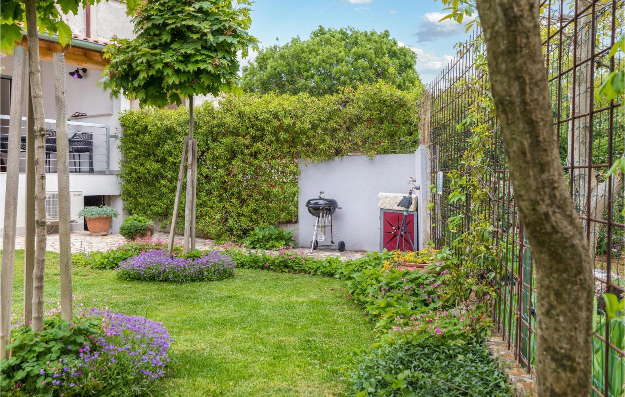 Beautiful Home In Stinjan With Kitchen Eksteriør billede